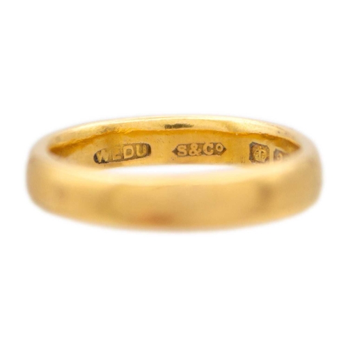 134 - A 22k gold wedding band Hallmarked Birmingham 1918, size R, 7.82g.