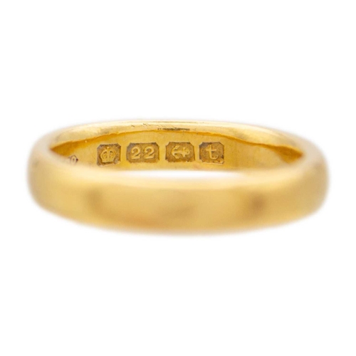 134 - A 22k gold wedding band Hallmarked Birmingham 1918, size R, 7.82g.