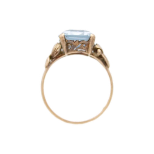 214 - A 14ct yellow gold blue synthetic spinel cocktail ring. With foldover motive on the shoulders of the... 