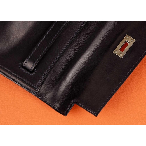 301 - HERMES - A Kelly Pochette clutch bag with Palladium hardware. In Swift navy leather with Palladium h... 