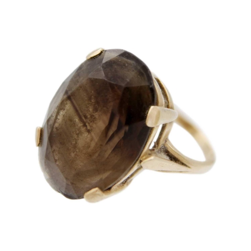 76 - A 9ct hallmarked gold, large smoky quartz set, cocktail ring. Size O, 10.0g.