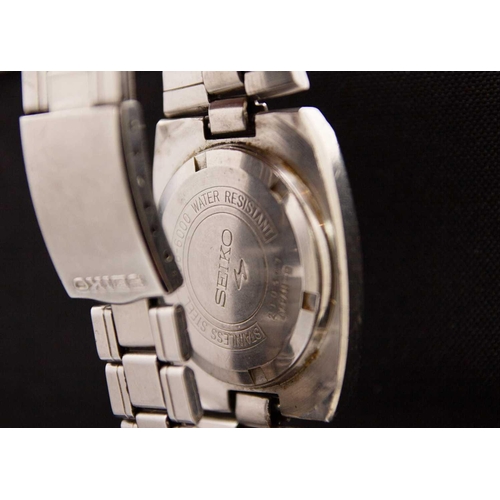 68 - SEIKO - An automatic gentleman's stainless steel bracelet wristwatch, ref. 7006-6000. With signed 30... 