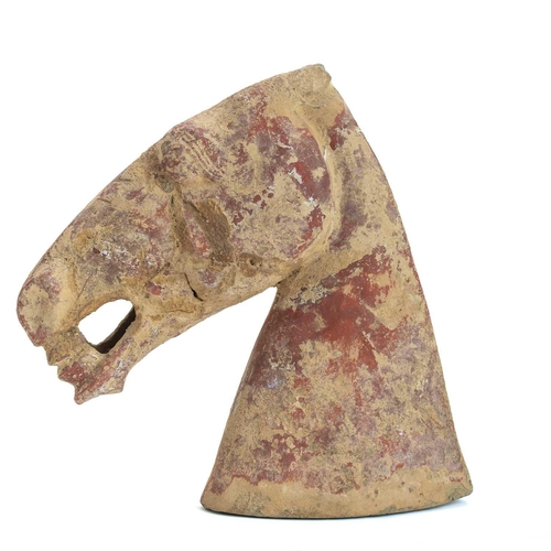 1022 - A Chinese terracotta horse head. Han dynasty, with traces of red and white pigment, height 23cm. Mol... 