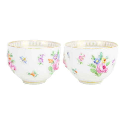 489 - A rare pair of Meissen sake cups on stands. Circa 1880, with applied and painted floral decoration, ... 