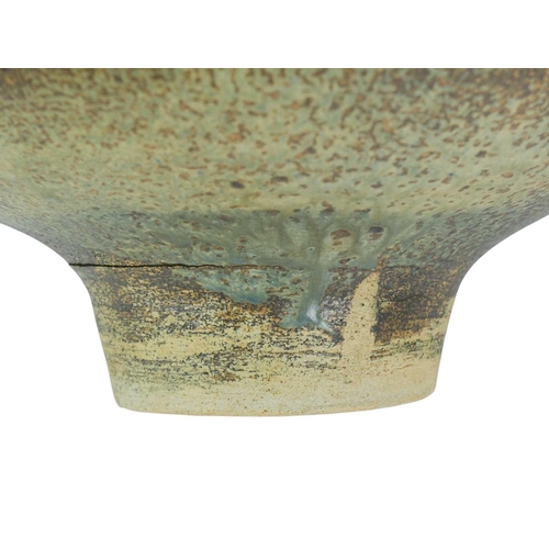 1029 - § Derek DAVIS (1926-2008) Large footed bowl With pinched out edge, copper with barium and ash glaze,... 