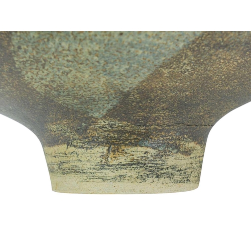 1029 - § Derek DAVIS (1926-2008) Large footed bowl With pinched out edge, copper with barium and ash glaze,... 