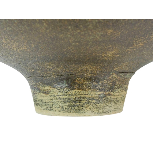 1029 - § Derek DAVIS (1926-2008) Large footed bowl With pinched out edge, copper with barium and ash glaze,... 