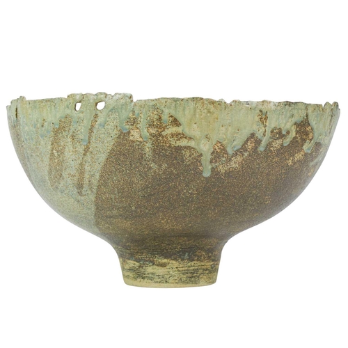 1029 - § Derek DAVIS (1926-2008) Large footed bowl With pinched out edge, copper with barium and ash glaze,... 