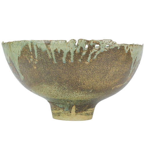 1029 - § Derek DAVIS (1926-2008) Large footed bowl With pinched out edge, copper with barium and ash glaze,... 