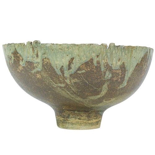 1029 - § Derek DAVIS (1926-2008) Large footed bowl With pinched out edge, copper with barium and ash glaze,... 