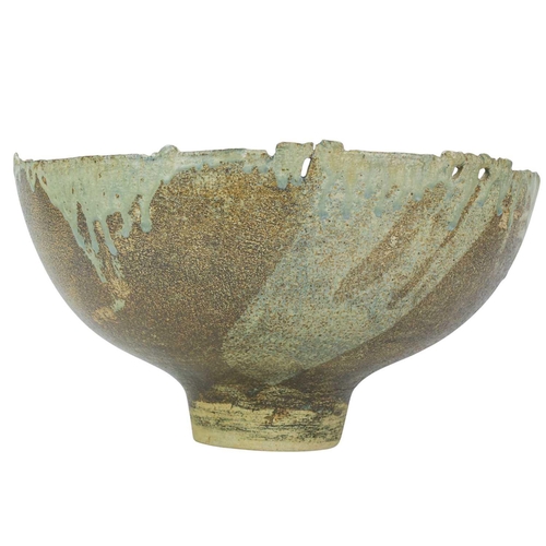 1029 - § Derek DAVIS (1926-2008) Large footed bowl With pinched out edge, copper with barium and ash glaze,... 