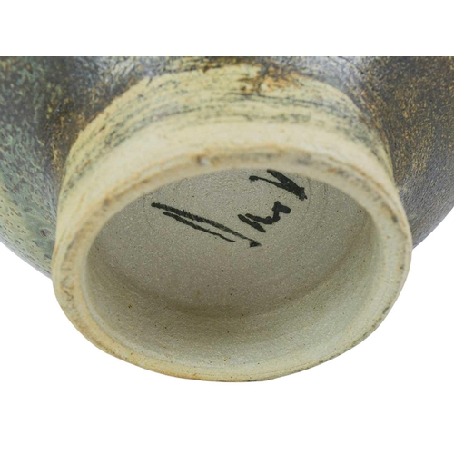 1029 - § Derek DAVIS (1926-2008) Large footed bowl With pinched out edge, copper with barium and ash glaze,... 