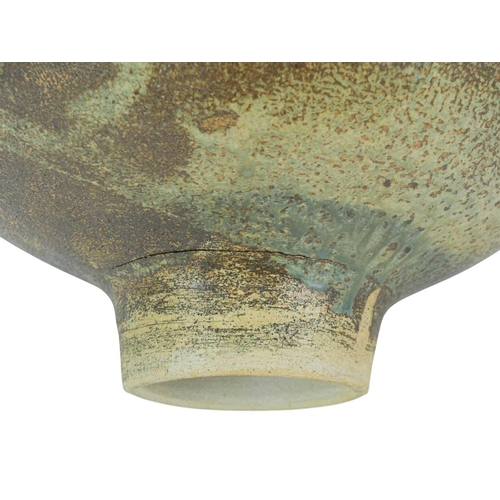 1029 - § Derek DAVIS (1926-2008) Large footed bowl With pinched out edge, copper with barium and ash glaze,... 