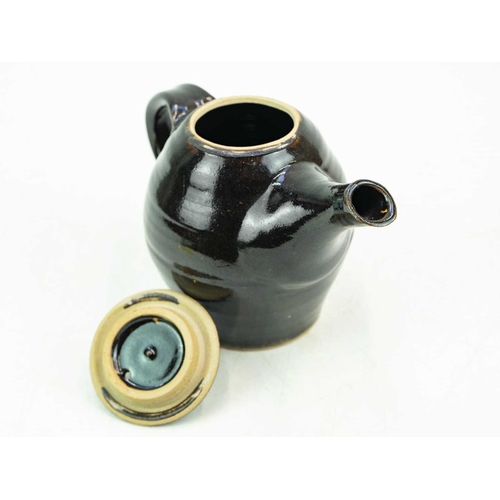 1040 - § Jeremy LEACH (1941) Two pieces Teapot, impressed seals to base, height 19cm Jug, impressed seals t... 