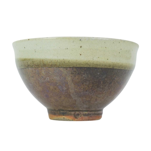 1043 - § Gwyn HANSSEN PIGOTT (1935-2013) Bowl Stoneware, impressed seal, height 7.5cm.