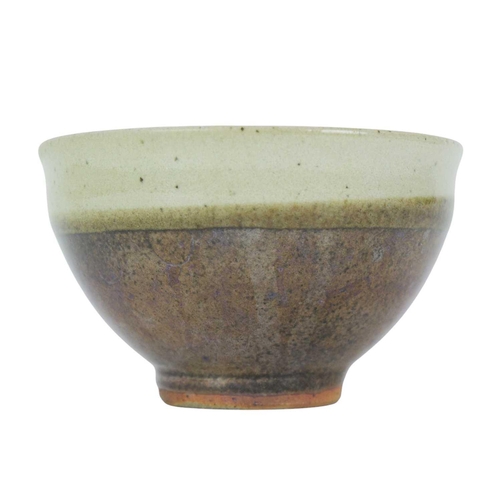 1043 - § Gwyn HANSSEN PIGOTT (1935-2013) Bowl Stoneware, impressed seal, height 7.5cm.