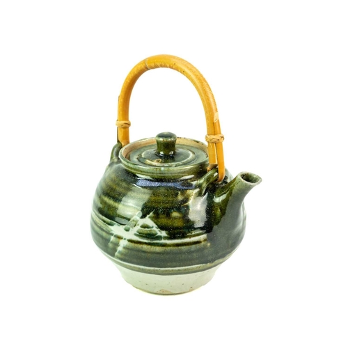 1074 - § Colin KELLAM (1942) Teapot Stoneware, impressed seal, height including handle 24cm.