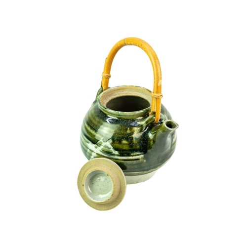 1074 - § Colin KELLAM (1942) Teapot Stoneware, impressed seal, height including handle 24cm.