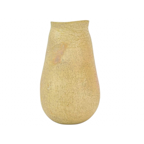 1086 - § Elspeth OWEN (1938) Vase Smoke-fired earthenware, height 26cm.