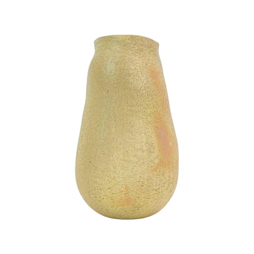 1086 - § Elspeth OWEN (1938) Vase Smoke-fired earthenware, height 26cm.