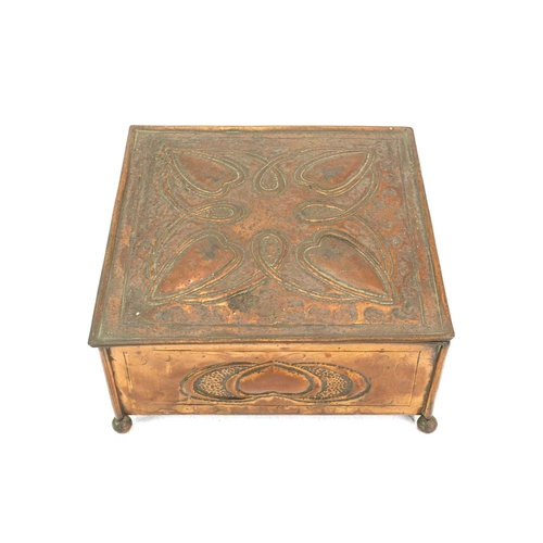 128 - A Glasgow school Arts and Crafts copper jewellery or trinket box. Circa 1900, of square section, rep... 