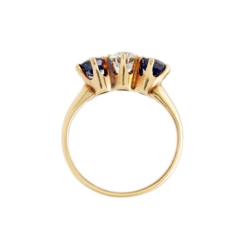 107 - A three-stone diamond and sapphire 18k yellow gold ring. The brilliant-cut white diamond is 0.30ct a... 