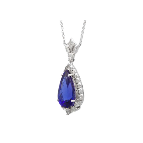 111 - An impressive pear-shaped Tanzanite pendant necklace in 18K white gold with diamonds. Surrounded by ... 