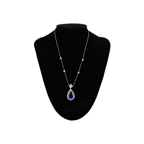 111 - An impressive pear-shaped Tanzanite pendant necklace in 18K white gold with diamonds. Surrounded by ... 