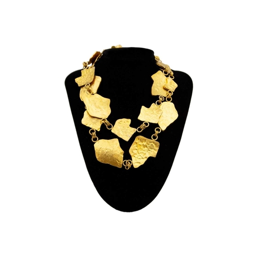 129 - HERVE VAN DER STRAETEN - A modernist gold tone necklace. Hammered gilded metal, signed 'VAN DER STRA... 