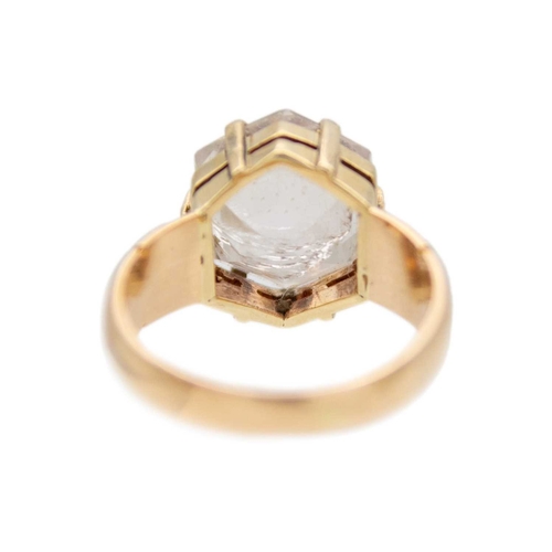 180 - A Victorian 15k hexagonal cut quartz set dress ring. The stone measuring 11 x 12.1 x 7.7mm, hallmark... 