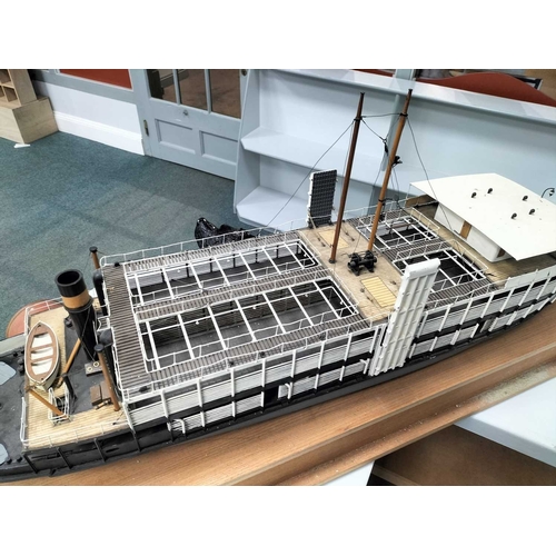 1022 - ± Entrance Ship model 