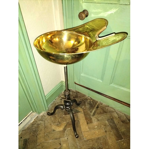 370 - ± E Thomas Gentleman's Hairdresser Hairdresser's Brass Hair Washing Bowl A Hairdresser's Brass Hair ... 