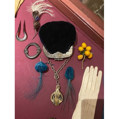 600 - ± K Fillingham Milliners Shop stock, beaded purses, haircombs, gloves etc. The remaining contents of... 