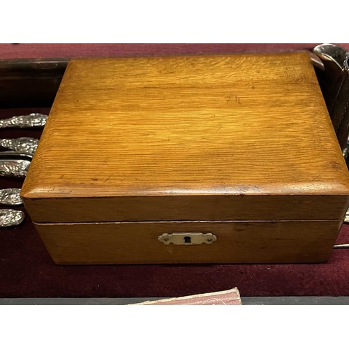 613 - ± Dotter's Jewellers & Opticians Jewellery An oak jewellery box containing a selection of jewels inc... 