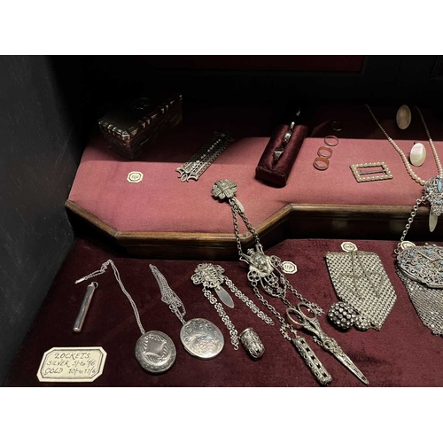 617 - ± Dotter's Jewellers & Opticians Two shelves of costume jewellery and silver plated objet d'art. To ... 