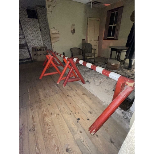 998 - ± Britain in the Blitz 17 Red & White Painted Wooden Barriers 17 red & white painted wooden barriers... 