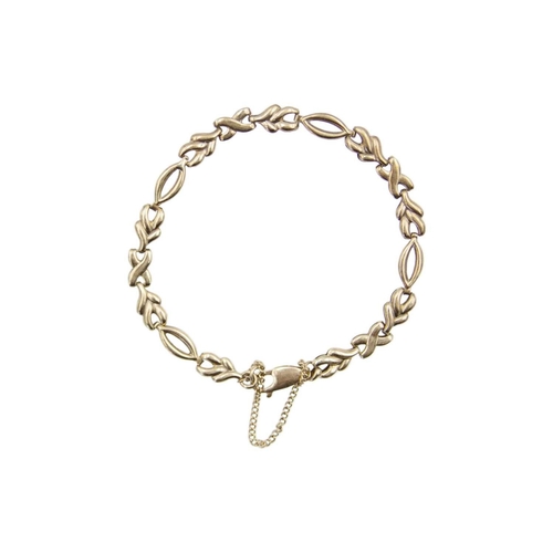 15 - A 9k gold hollow knot-style link bracelet with a safety chain. Length 6.5