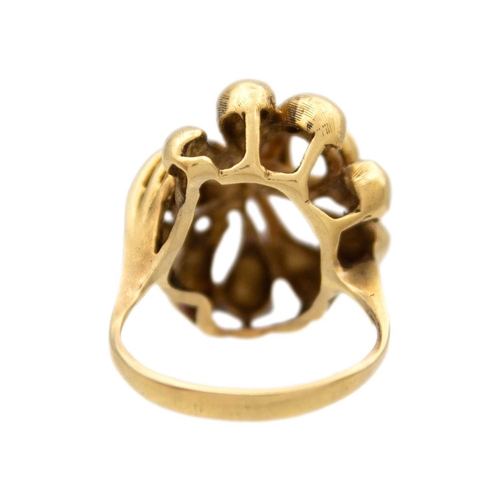 22 - An 18k sinuous design ring. Stamped 319AL 750, size M 1/2, 10.3g.