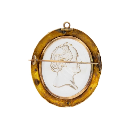 50 - A glass intaglio in James Tassie style, framed in high-purity gold. A portrait of a gentleman carved... 