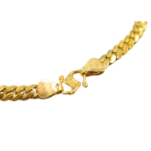 52 - A high-purity gold curb chain bracelet. Hollow links, partially textured, length 7.5