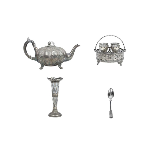 197 - An Edwardian pierced silver vase. Of trumpet form, Birmingham, 1905, 2.3oz, with a cut glass liner, ... 