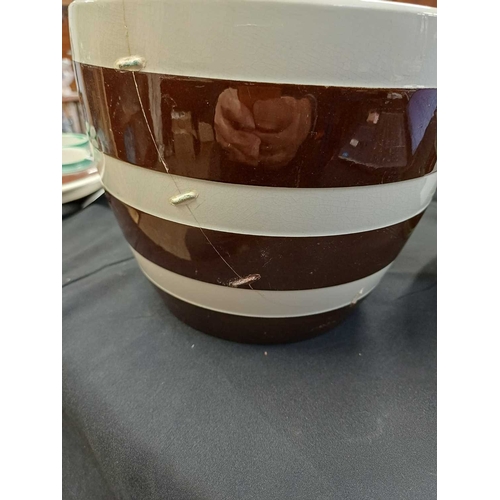 327 - A late 18th/early 19th century Wedgwood bulb pot with banded decoration. With removable tray. Impres... 