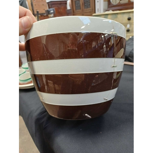 327 - A late 18th/early 19th century Wedgwood bulb pot with banded decoration. With removable tray. Impres... 