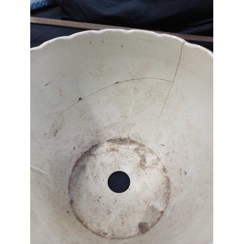 327 - A late 18th/early 19th century Wedgwood bulb pot with banded decoration. With removable tray. Impres... 