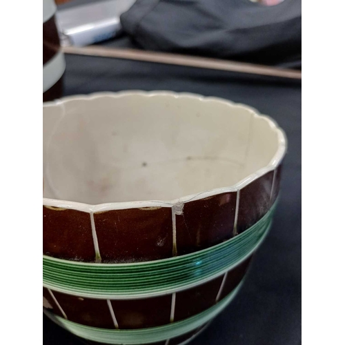 327 - A late 18th/early 19th century Wedgwood bulb pot with banded decoration. With removable tray. Impres... 