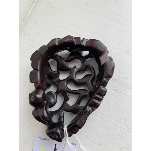 426 - A Chinese carved celadon jade group of quail, Qing Dynasty, 18th/19th century. Jade height 4cm, widt... 