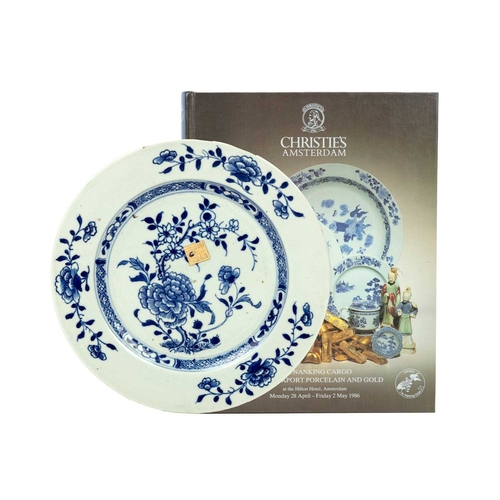 427 - A Nanking cargo porcelain plate. Painted with the peony pattern, diameter 23cm, from lot number 3627... 