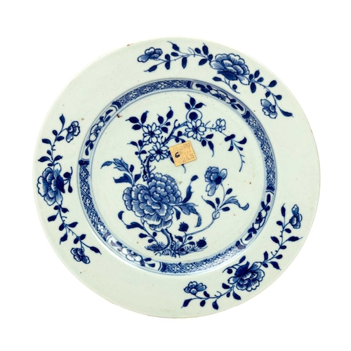 427 - A Nanking cargo porcelain plate. Painted with the peony pattern, diameter 23cm, from lot number 3627... 