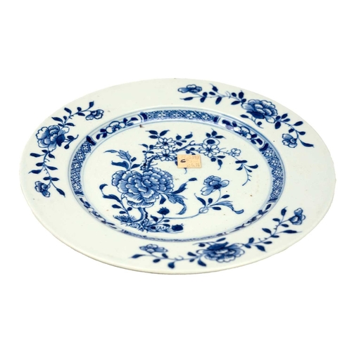 427 - A Nanking cargo porcelain plate. Painted with the peony pattern, diameter 23cm, from lot number 3627... 