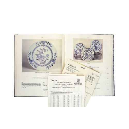 427 - A Nanking cargo porcelain plate. Painted with the peony pattern, diameter 23cm, from lot number 3627... 